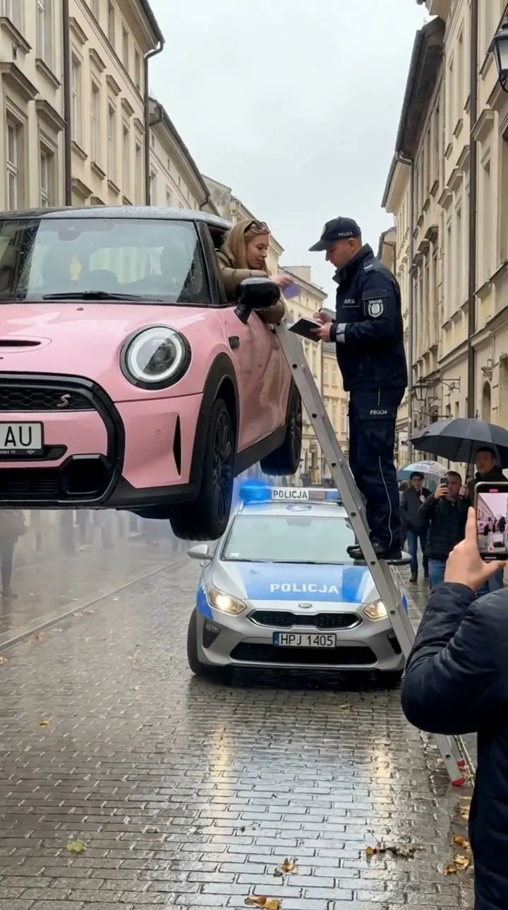 Kadr z filmu: Radiowóz i drabina