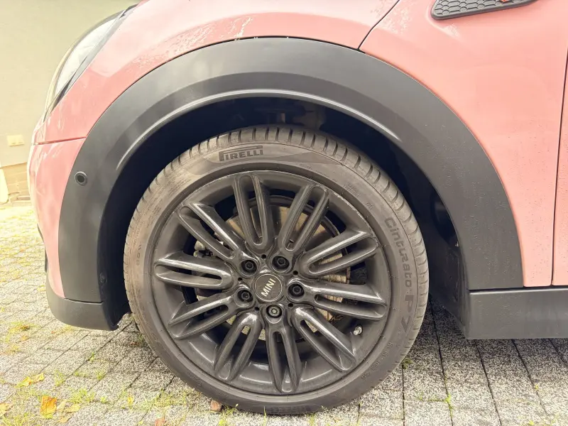 Czarna felga 17 cali z oponą Pirelli