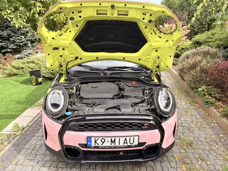 Komora silnika 2.0 turbo, widać fabryczny żółty lakier