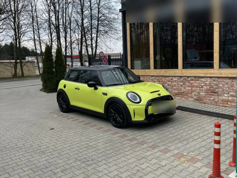 Auto w fabrycznym kolorze Zesty Yellow, przed oklejeniem