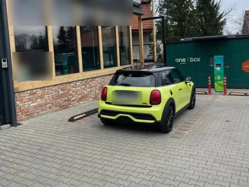 Tył w fabrycznym kolorze Zesty Yellow, przed oklejeniem